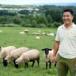 岩手山の山麓で羊の放牧をするムンフバットさん=2022年8月19日、岩手県滝沢市、三浦英之撮影